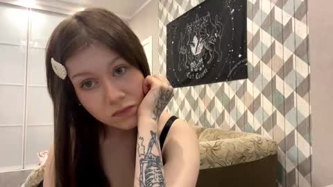 Snapshot of looking_me chatting on October 23, 2025, 5:51 am EVA online show from October 23, 2025, 5:51 am