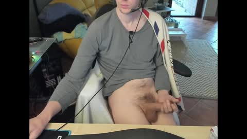 Snapshot of loomie chatting on December 7, 2024, 11:29 am loomie online show from December 7, 2024, 11:29 am