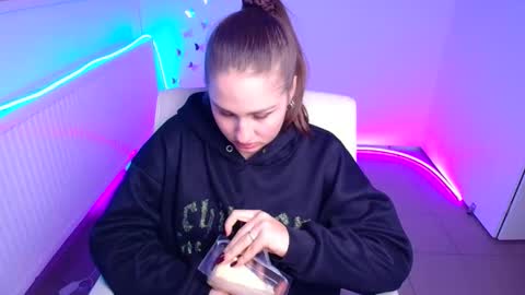 Snapshot of lora_kisses chatting on October 21, 2025, 11:33 am Lora online show from October 21, 2025, 11:33 am