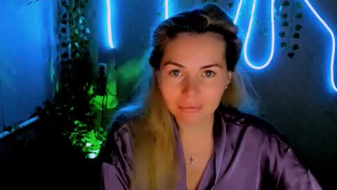 Lora online show from September 18, 2025, 2:13 am