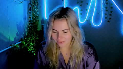 Lora online show from September 22, 2025, 2:24 am