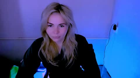 Lora online show from April 30, 2026, 2:40 am