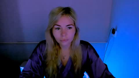 Lora online show from May 7, 2026, 2:39 am