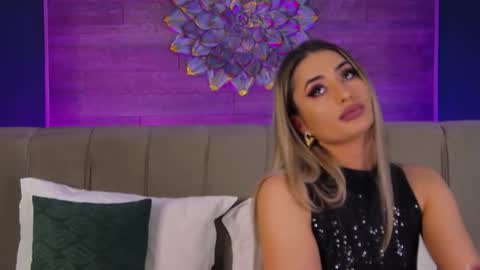 Lora online show from January 8, 2026, 8:44 pm