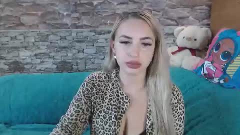 Queen LoraSinClare online show from October 9, 2025, 9:40 am