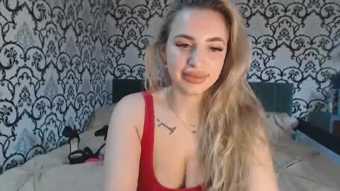 Queen LoraSinClare online show from November 11, 2025, 9:09 am