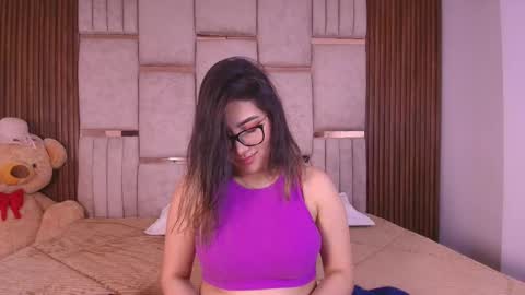  Lorein  online show from December 2, 2025, 9:10 pm