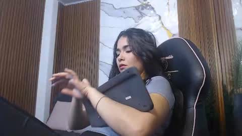 Loren online show from June 14, 2026, 1:47 am