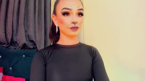 lesly lorena online show from October 28, 2025, 3:43 am