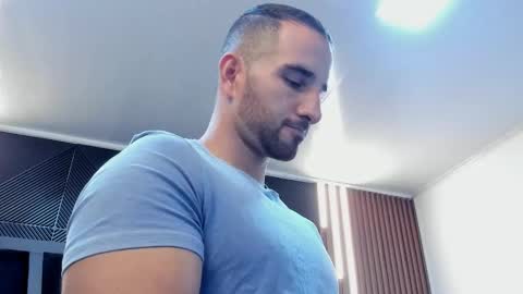 Snapshot of lorenzo_walker_ chatting on September 18, 2025, 5:26 pm  L O R E N Z O  Thumbs Up help  online show from September 18, 2025, 5:26 pm