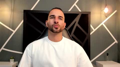 Snapshot of lorenzo_walker_ chatting on October 10, 2025, 5:12 pm  L O R E N Z O  Thumbs Up help  online show from October 10, 2025, 5:12 pm