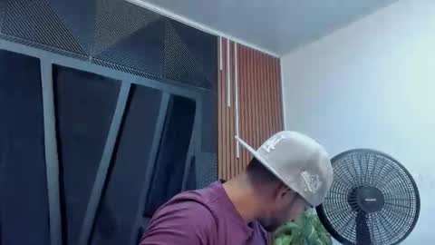 Snapshot of lorenzo_walker_ chatting on October 13, 2025, 5:35 pm  L O R E N Z O  Thumbs Up help  online show from October 13, 2025, 5:35 pm