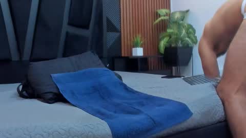 Snapshot of lorenzo_walker_ chatting on October 15, 2025, 6:52 pm  L O R E N Z O  Thumbs Up help  online show from October 15, 2025, 6:52 pm