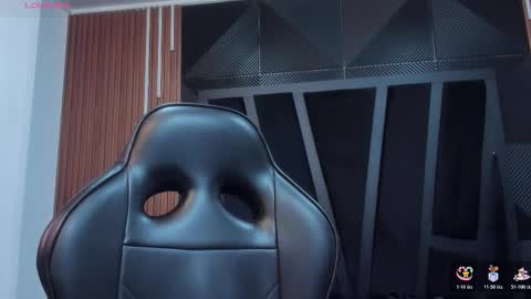  L O R E N Z O  Thumbs Up help  online show from November 15, 2025, 5:20 pm