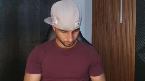  L O R E N Z O  Thumbs Up help  online show from January 8, 2026, 5:37 pm