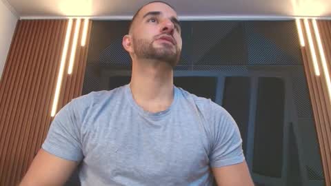  L O R E N Z O  Thumbs Up help  online show from February 14, 2026, 5:32 pm