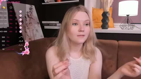 Snapshot of lorettacarnley chatting on March 5, 2025, 4:34 am Alice online show from March 5, 2025, 4:34 am