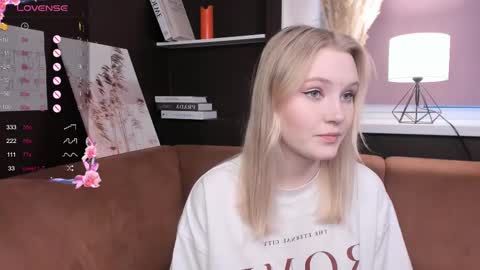 Snapshot of lorettacarnley chatting on March 12, 2025, 4:51 am Alice online show from March 12, 2025, 4:51 am