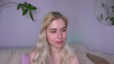 Snapshot of lorrie_love_story chatting on April 19, 2026, 8:35 am Lorrie online show from April 19, 2026, 8:35 am
