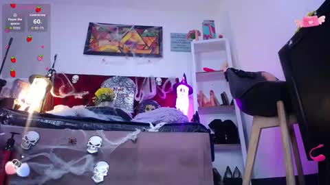 Snapshot of louise_nails chatting on October 21, 2025, 12:28 pm  LouIse  online show from October 21, 2025, 12:28 pm