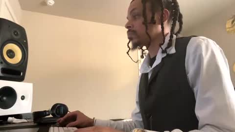 Snapshot of love4heelz chatting on January 13, 2025, 9:52 pm Prynce online show from January 13, 2025, 9:52 pm