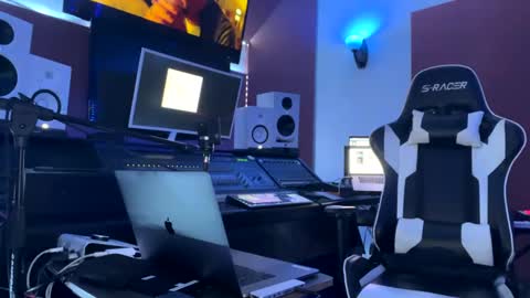 Snapshot of love4heelz chatting on March 9, 2025, 8:31 pm Prynce online show from March 9, 2025, 8:31 pm