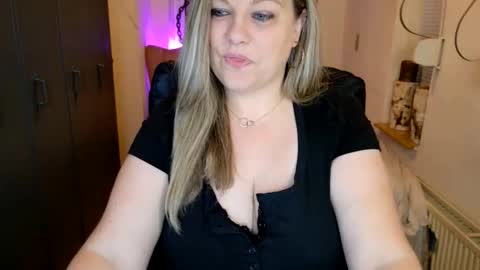 Love Kimx online show from June 11, 2026, 6:22 am