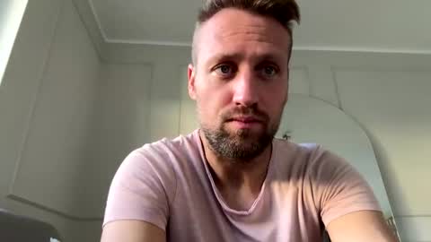 lovefuesse online show from November 3, 2025, 8:37 am