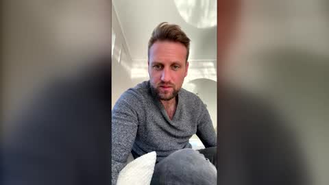 lovefuesse online show from March 15, 2026, 2:45 pm