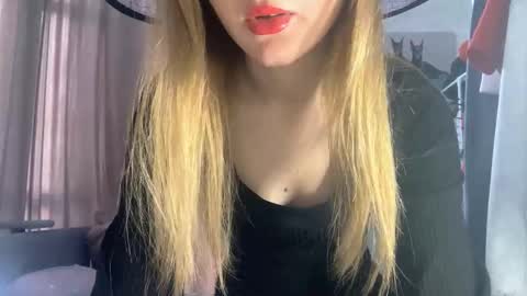 Snapshot of lovelladeboer chatting on October 31, 2025, 6:47 am Ella online show from October 31, 2025, 6:47 am