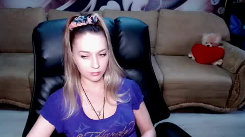 Snapshot of lovellymalina chatting on April 6, 2026, 12:17 pm private open online show from April 6, 2026, 12:17 pm