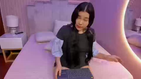 lovellypeach online show from September 10, 2025, 4:12 am