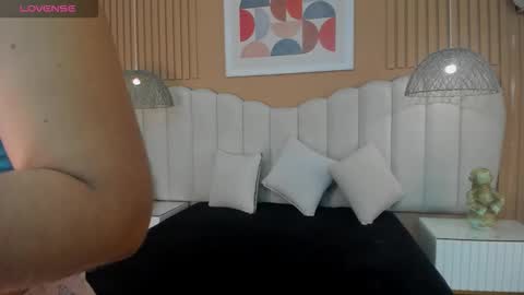 lovellypeach online show from September 11, 2025, 3:39 am