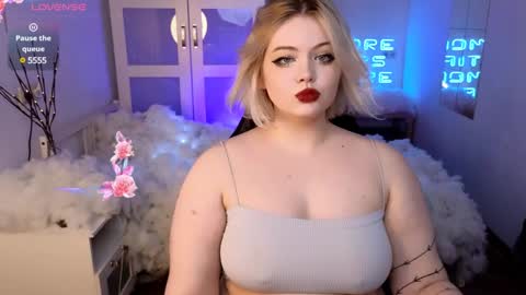 Snapshot of lovely_leilla chatting on December 22, 2024, 1:01 am lovely_leilla online show from December 22, 2024, 1:01 am