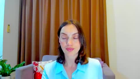 Mia online show from October 26, 2025, 2:12 pm