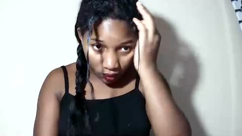 lovelylarra online show from June 9, 2026, 7:36 pm