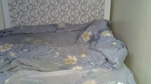 lovelytin online show from October 1, 2025, 3:23 am