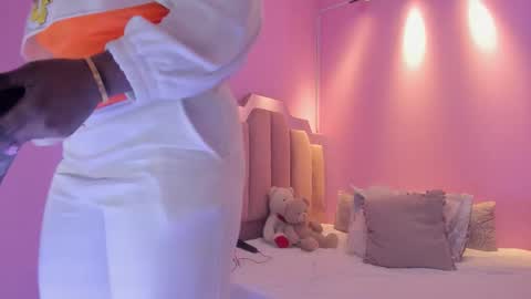 L O V E  online show from October 1, 2025, 12:00 pm