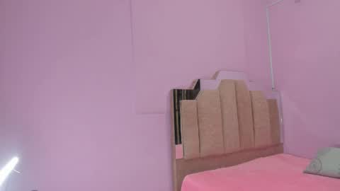 L O V E  online show from October 3, 2025, 12:02 pm