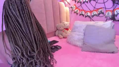 L O V E  online show from November 4, 2025, 12:04 pm