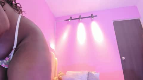 L O V E  online show from November 25, 2025, 1:44 pm