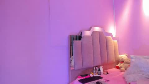 L O V E  online show from December 4, 2025, 12:03 pm