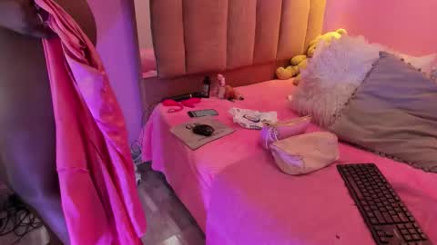 L O V E  online show from December 16, 2025, 11:37 am