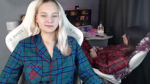 lovers613228 online show from December 5, 2025, 10:46 am