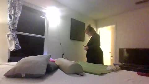 Snapshot of loveyourkittty chatting on April 4, 2026, 1:26 am StacyMaeWish online show from April 4, 2026, 1:26 am