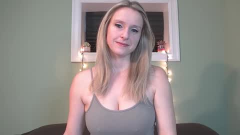 Snapshot of lovingsummer chatting on February 18, 2025, 10:36 pm Summer online show from February 18, 2025, 10:36 pm