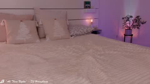 Snapshot of lowfreqsiren chatting on January 26, 2025, 12:01 pm . online show from January 26, 2025, 12:01 pm