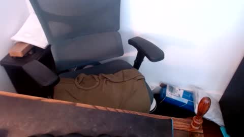 lreed090 online show from April 22, 2026, 5:25 pm