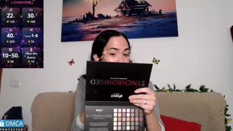 luara_ online show from November 18, 2025, 9:36 am