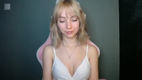 Snapshot of luciacam20 chatting on April 8, 2026, 7:03 pm Lucy online show from April 8, 2026, 7:03 pm